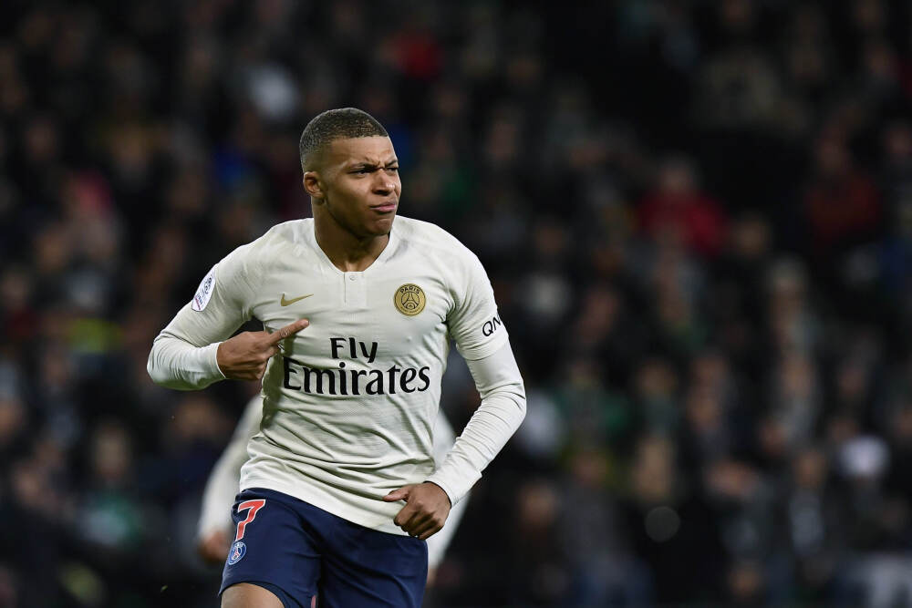 湖人近两场篮板球净胜26个 范德彪共抢下18板&其中11个前场板